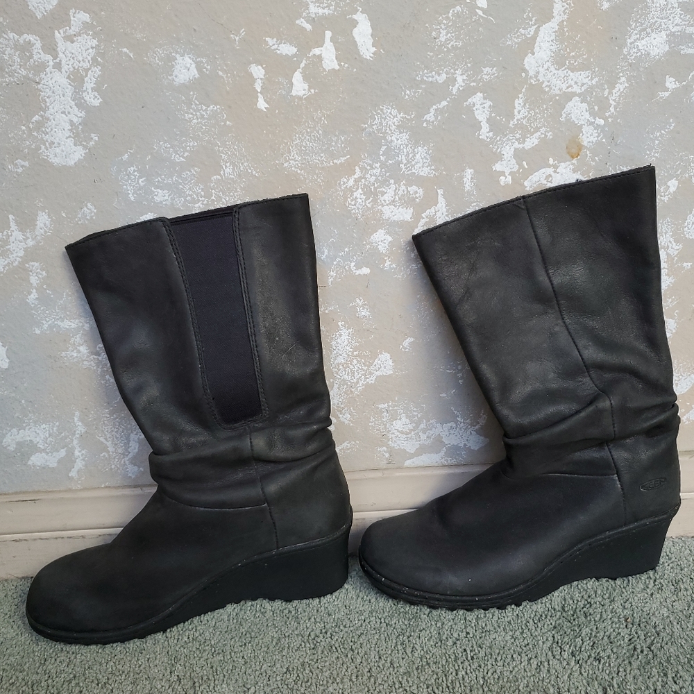 Keen Women's black pull on heel round toe Boots Size 7. Used